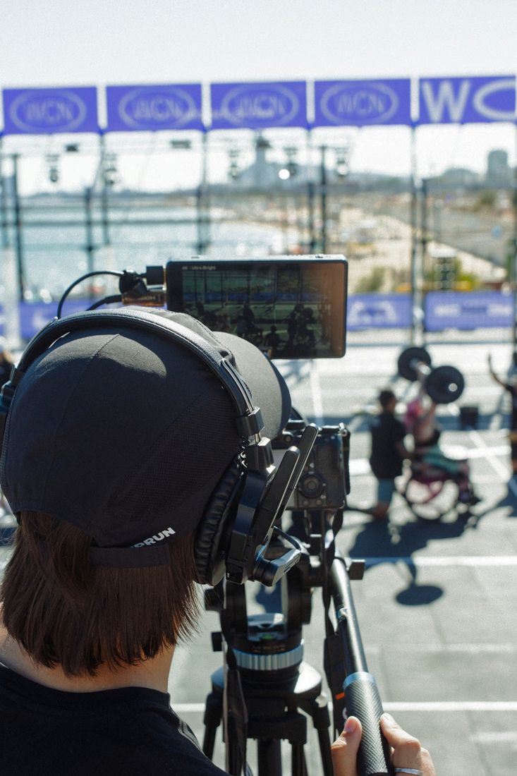 Operador de cámara grabando la competición junto a la pista
